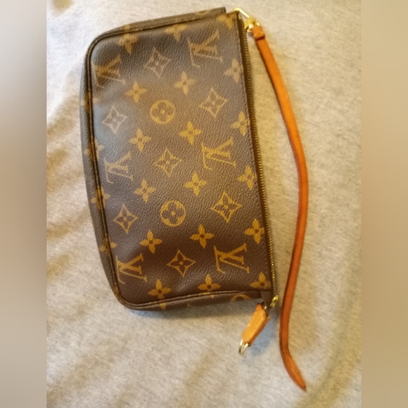 Louis Vuitton Pochette Monogram W/strap - Picture 9 of 13
